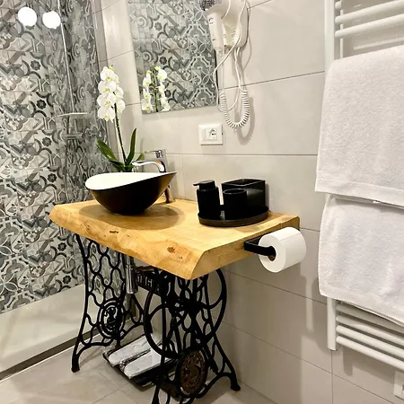 Rosso Suite-free Parking Verona